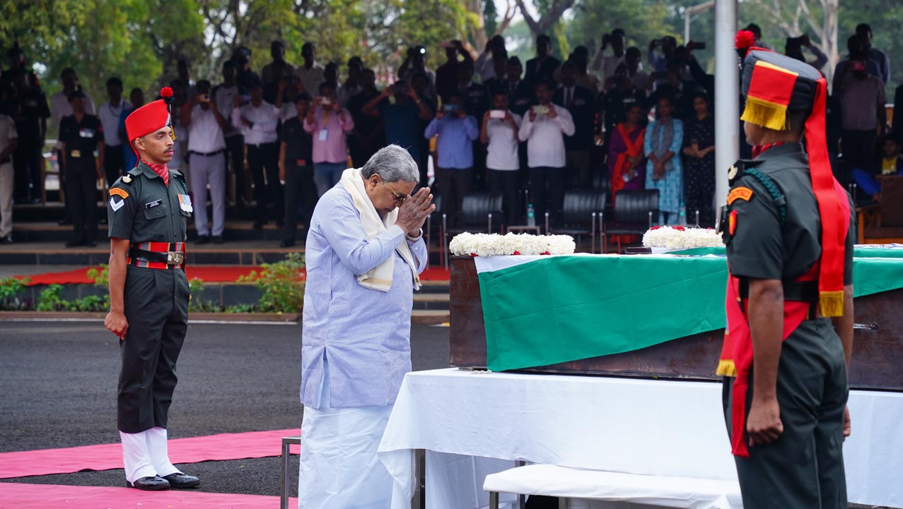 ಅಪಘಾತದಲ್ಲಿ ಮೃತ ಯೋಧರಿಗೆ ಸಿಎಂ ಸಿದ್ದರಾಮಯ್ಯ ಅಂತಿಮ ಗೌರವ